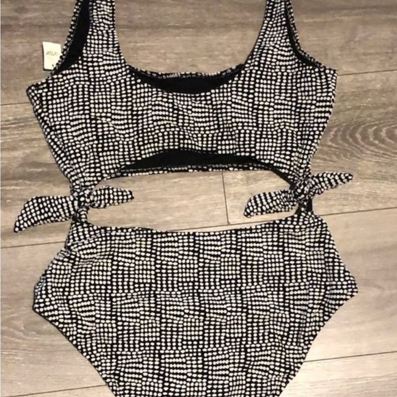 Aerie Black and White cut out One Piece Swimsuit tie on sides XS - Picture 2 of 2